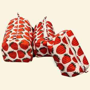 ชุดกระเป๋าเครื่องสำอางลายสตรอว์เบอร์รี 3 ชิ้นสุดหรู ผ้าควิลท์กันน้ำ ผลิตจากผ้าฝ้าย เหมาะสำหรับการเดินทาง พร้อมจำหน่าย - Product Image 4