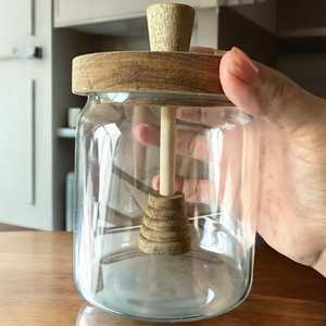 Pot à miel en verre avec couvercle en bois et cuillère distributrice : Rangement rustique pour la cuisine - Product Image 2