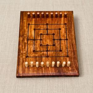 Jeu de société traditionnel en bois fait main Nine Men's Morris, jeu de stratégie éducatif de table avec pions – Meilleures ventes - Product Image 1