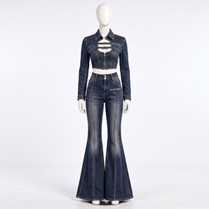 Ensemble en jean bleu foncé pour femme : veste courte à découpes et fermeture éclair, jean évasé avec surpiqûres contrastantes – Fabricant de vêtements en gros OEM/ODM - Product Image 3