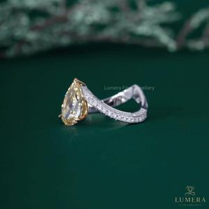 Bague de fiançailles en or blanc 18 carats avec diamant jaune taille poire de 2,9 carats, en forme de V, diamant fantaisie jaune en forme de larme cultivé en laboratoire - Product Image 3
