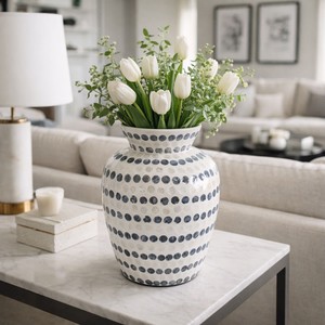 Vase en coquille de capiz blanche, mosaïque de nacre, récipient décoratif rond pour fleurs, accent décoratif en nacre pour salon côtier et maison - Product Image 2