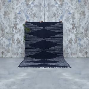 Tapis en laine écologique tissé à la main en indigo foncé avec motif abstrait |   Tapis de sol en laine naturelle à poils ras, fabriqué artisanallement - Product Image 6