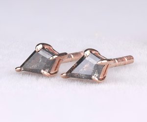 Boucles d'oreilles clous en forme de cerf-volant, style bohème, diamants de laboratoire taille brillant sel et poivre |   Paire de clous d'oreilles en or certifiés pour femmes - Product Image 4