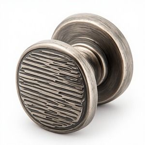Pomo de Puerta Metálico Decorativo de Alta Calidad Diseñado para Interiores Arquitectónicos Elegantes con una Construcción Robusta y un Atractivo Atemporal - Product Image 1