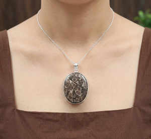 Colgante de lujo inspirado en la naturaleza marina con textura abstracta de concha natural, hecho a mano en plata de ley 925. - Product Image 5