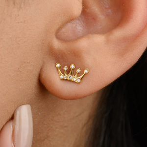 Boucles d'oreilles clous couronne en or massif 14 carats avec diamants naturels minimalistes certifiés IGI - Product Image 1