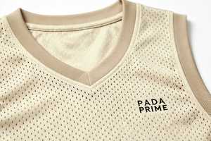 Ensemble uniforme de basketball pour homme en maille respirante beige, maillot sans manches à col en V et short - Product Image 4