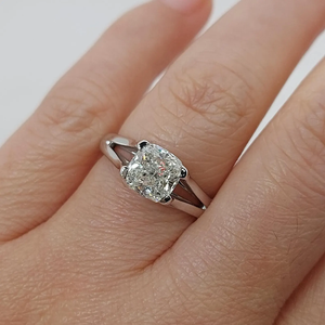 Anillo de compromiso clásico de 2 quilates con diamante cultivado en laboratorio, corte cojín, engaste de puntas en oro macizo de 18 quilates, anillos clásicos para mujer - Product Image 4