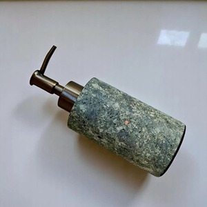 Dispensador de jabón de mármol estilo vintage para baño, dispensador de champú o acondicionador hecho a mano en India. - Product Image 3