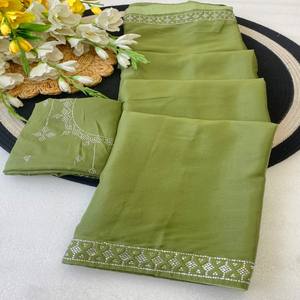 Sari VASTRA COTTAGE Premium en Georgette Verde Oliva con Exquisito Trabajo de Pedrería Zharkan y Blusa de Diseñador Bordada - Product Image 2