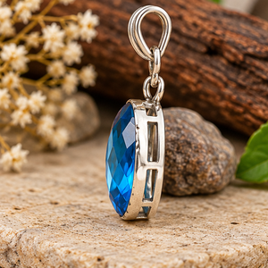 Pendentif ovale en argent avec topaze bleue de luxe, pierre précieuse bleue intense et sertissage en argent incurvé décoratif pour femmes - Product Image 2