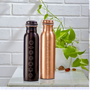 Elegante botella de cobre verde oscuro con motivos florales blancos. Perfecto para la hidratación. Disponible a precios de mayorista. - Product Image 3