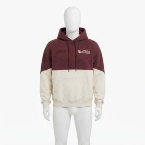 Sweat à capuche pour homme couleur bordeaux et crème avec détails de coutures en chevron, manches contrastées, poche kangourou, streetwear personnalisé - Product Image 1