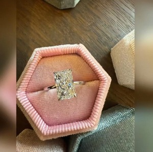 Anillo de Diamante Cultivado en Laboratorio con Corte Radiante para Mujer, Joyería de Oro de Lujo para Boda, Compromiso, Aniversario, Regalo en Oro Blanco de 9K, 14K, 18K - Product Image 4