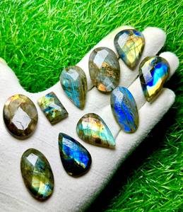 พลอยลาบราดอไรต์ทรงหลังเบี้ยแบบธรรมชาติ หลายสี หลายประกาย  หินขัดเงาสำหรับทำเครื่องประดับ - Product Image 4