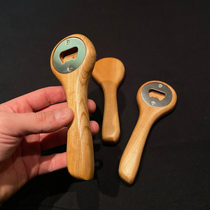 Juego de 3 abridores de botellas artesanales de madera con inserciones metálicas, perfectos para bares, cocinas, fiestas y bodas. - Product Image 4