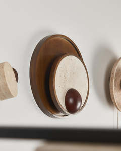 Applique murale en pierre naturelle, beige, travertin, bois de noyer, lumière LED chaude, diamètre 30 cm, luminaire élégant pour la maison - Product Image 1