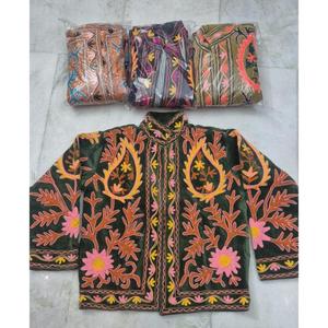Veste en velours Suzani colorée, manteau brodé à la main avec des motifs floraux, mode bohème de créateur - Product Image 2