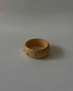 Ensemble de bracelets en bois de luxe, comprenant des bracelets artisanaux durables de formes variées, ornés de copeaux de laiton, en bois artisanal de qualité supérieure - Product Image 2