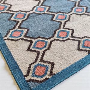 Tapis en laine fait main avec motif abstrait |   Tapis moderne écologique tissé à la main en tissage plat pour salon et chambre à coucher - Product Image 6