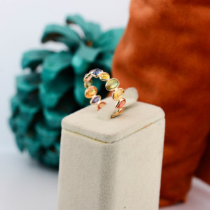 แหวนประดับพลอยไพลินหลากสีธรรมชาติแบบ Eternity Band ตัวเรือนทองคำแท้ 18K สีเหลือง – แหวนประดับพลอยรูปวงรีหลากสีรุ้ง สุดหรูประจำเดือนกันยายน - Product Image 6