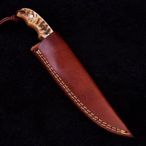 Couteau utilitaire à lame fixe en acier Damas forgé avec étui de transport vertical, manche en corne de bélier, pointe clip, pour la chasse et le camping - Product Image 2