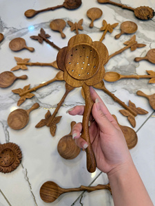 Cucharas Artesanales de Madera con Diseño de Triple Flor - 16 cm, Diseños Intrincados Tallados a Mano - Artesanía Sostenible en Madera de Fresno y Acacia - Venta al Por Mayor Personalizada - Product Image 3