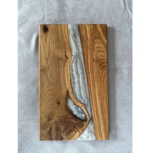 Planche de cuisine élégante en bois et résine pour une salle à manger moderne, planche à découper artisanale en bois et résine époxy - Product Image 1