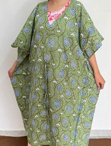 Vestido Maxi Kaftan de Algodón Estampado para Mujer con un Flujo Elegante y Patrones de Colores Vibrantes - Product Image 3