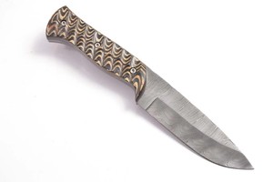 Couteau de chasse à lame fixe en acier Damas, pointe tombante, manche pleine longueur avec fourreau en cuir, manche en bois Pakka avec rainures - Product Image 2