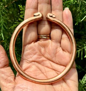 Pulsera Cuadrada Magnética de Cobre Grueso y Pesado, Joyería Unisex Hecha a Mano, Moderna y Minimalista, Apilable - Product Image 3