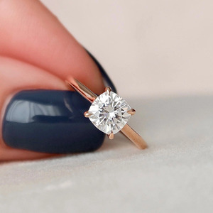 Bague de fiançailles solitaire de luxe en or rose 14 carats avec diamant de laboratoire taille coussin - Product Image 1