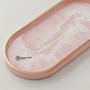 Plateau en résine marbrée rose poudré avec bord doré |   Plateau de service décoratif ovale de luxe - Product Image 5