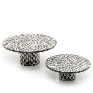 Support à gâteau artisanal en nacre, plateau rond en coquille foncée avec piédestal, idéal pour la présentation des aliments - Product Image 4