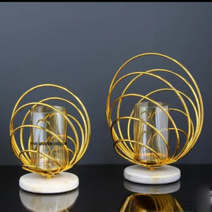 Ensemble de 2 bougeoirs en verre avec base ronde en marbre, forme unique en fil d'acier inoxydable, plaqué or, accent lumineux - Product Image 1