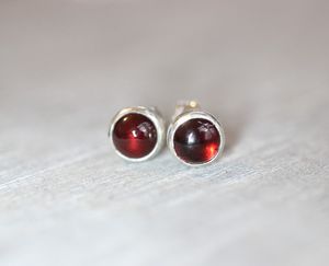 Boucles d'oreilles clous en argent sterling avec grenat, cabochons de pierres précieuses de 5 mm, bijoux minimalistes pour femmes, fournisseur en gros - Product Image 3