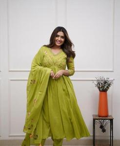 Nouvelle collection : Ensemble Kurti et pantalon long en rayonne de soie extensible vert uni pour femme, style pakistanais-indien, idéal pour l'été et les occasions festives - Product Image 2