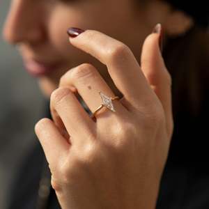 Anillo de Compromiso Minimalista con Diamante Corte Marquesa Chapado en Oro de 14K para Mujer - Product Image 5