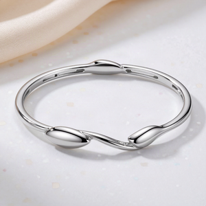 Brazalete de Oro Blanco Sólido de Lujo para Mujer con Diseño Cruzado Esculpido y Acento Solitario, Fabricante de Joyería Fina - Product Image 3