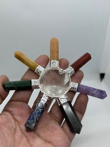 Générateur d'énergie naturelle 7 chakras avec pyramide de cristal et 7 pointes de crayon en pierres précieuses pour la guérison, la méditation et la décoration Reiki - Product Image 3