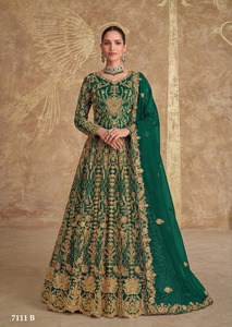 ชุดเดรส Anarkali สำหรับเจ้าสาว ผ้าเน็ตลายผีเสื้อ ปักลายหนักประดับด้วยงานปักและงานประดับด้วยหิน ชุดเดรส Anarkali สำเร็จรูปพร้อมผ้าคลุมไหล่ - Product Image 2