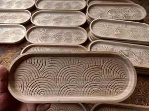 Planche de service ronde en bois naturel personnalisée et écologique avec poignée pour la vente en gros – Idéale pour le pain, les fruits et les légumes - Product Image 5