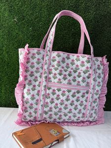 Sac fourre-tout matelassé en coton de luxe avec grandes volants, imprimé floral fait main, sac à bandoulière spacieux pour le quotidien, sac à main tendance - Product Image 3