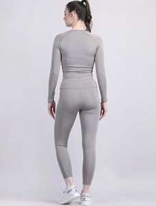 Ensemble de yoga tendance pour femme en polyester et élasthanne, débardeur extensible et leggings de compression taille haute élastique, personnalisable - Product Image 2