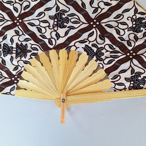 Éventail pliant artisanal indonésien en tissu batik brun à motif treillis, avec nervures en bambou naturel, cadeau culturel traditionnel, accessoire artisanal - Product Image 4