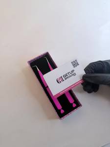 แหนบดัดขนตาสีชมพูร้อน 45/90 องศา ผลิตจากสแตนเลสเคลือบสีเงิน ปลายไฟเบอร์ ป้องกันแม่เหล็ก ป้องกันไฟฟ้าสถิตย์ จับถนัดมือ ใช้งานได้อย่างราบรื่น - Product Image 4