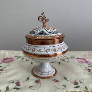 Élégante bonbonnière blanche plaquée cuivre avec couvercle design, contenant à bonbons décoratif sur piédestal floral pour table à manger et décoration intérieure - Product Image 1