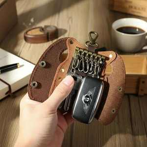 Porte-clés de luxe en cuir véritable, conçu pour les professionnels et les voyageurs, en cuir Crazy Horse, en vente. - Product Image 1