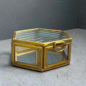 Boîte à bijoux décorative en laiton/verre, boîte à bijoux de forme unique pour bagues et colliers, rangement de table - Product Image 3